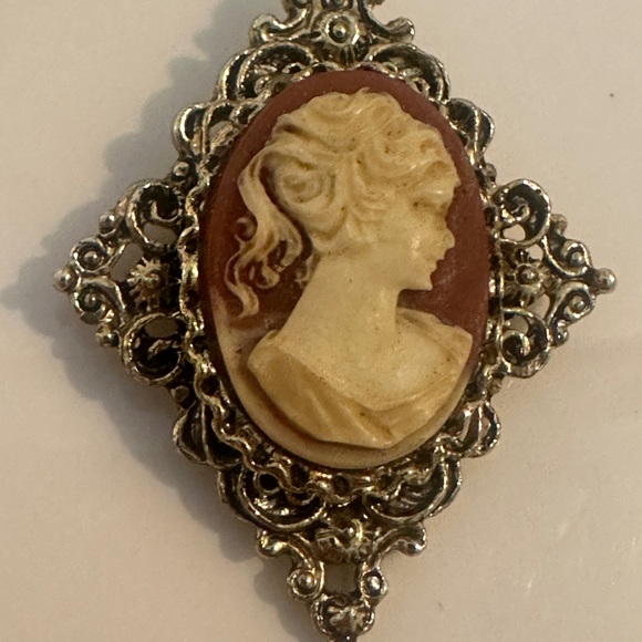 Vintage Gerry’s Cameo Brooch / necklace pendant - Picture 5 of 9